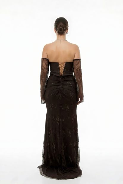 فستان سهرة بني اللون مطرز بالخرز والدانتيل بمقاسات كبيرة